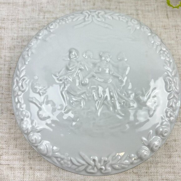 Vintage Capodimonte Jewelry Powder Box White Porcelain Embossed Gilded Dresser - Picture 6 of 11